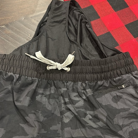 Vuori Clementine Camo Print Shorts Size S - Picture 5 of 5